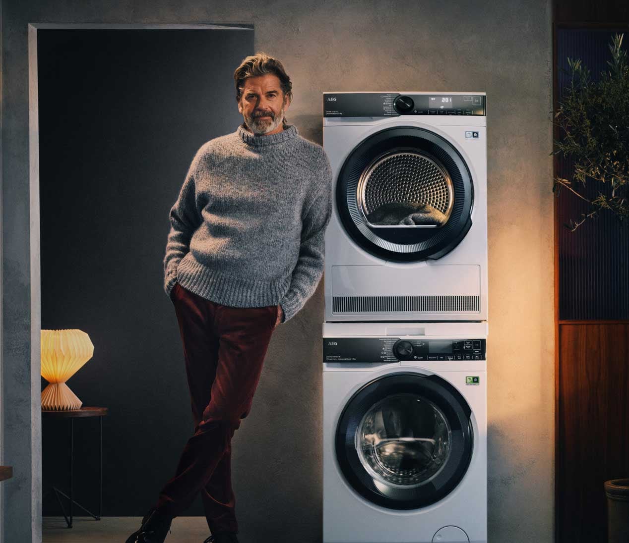 Man står bredvid tvättmaskin och torktumlare